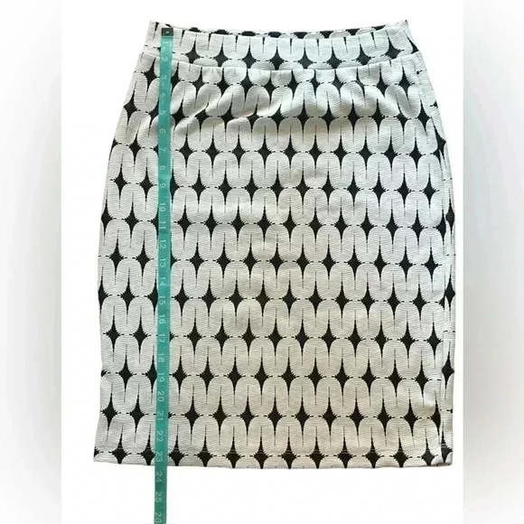 Renee C. Skirt in black - White. Small/medium stretchy pencil knee length skirt - Picture 4 of 4